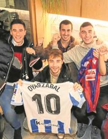 Imagen secundaria 2 - A la izquierda, otra de las plantillas armeras con Mikel Oyarzabal, fila de arriba, cuarto por la derecha. A la derecha, amigos de Mikel, en una imagen de antes de la pandemia. 