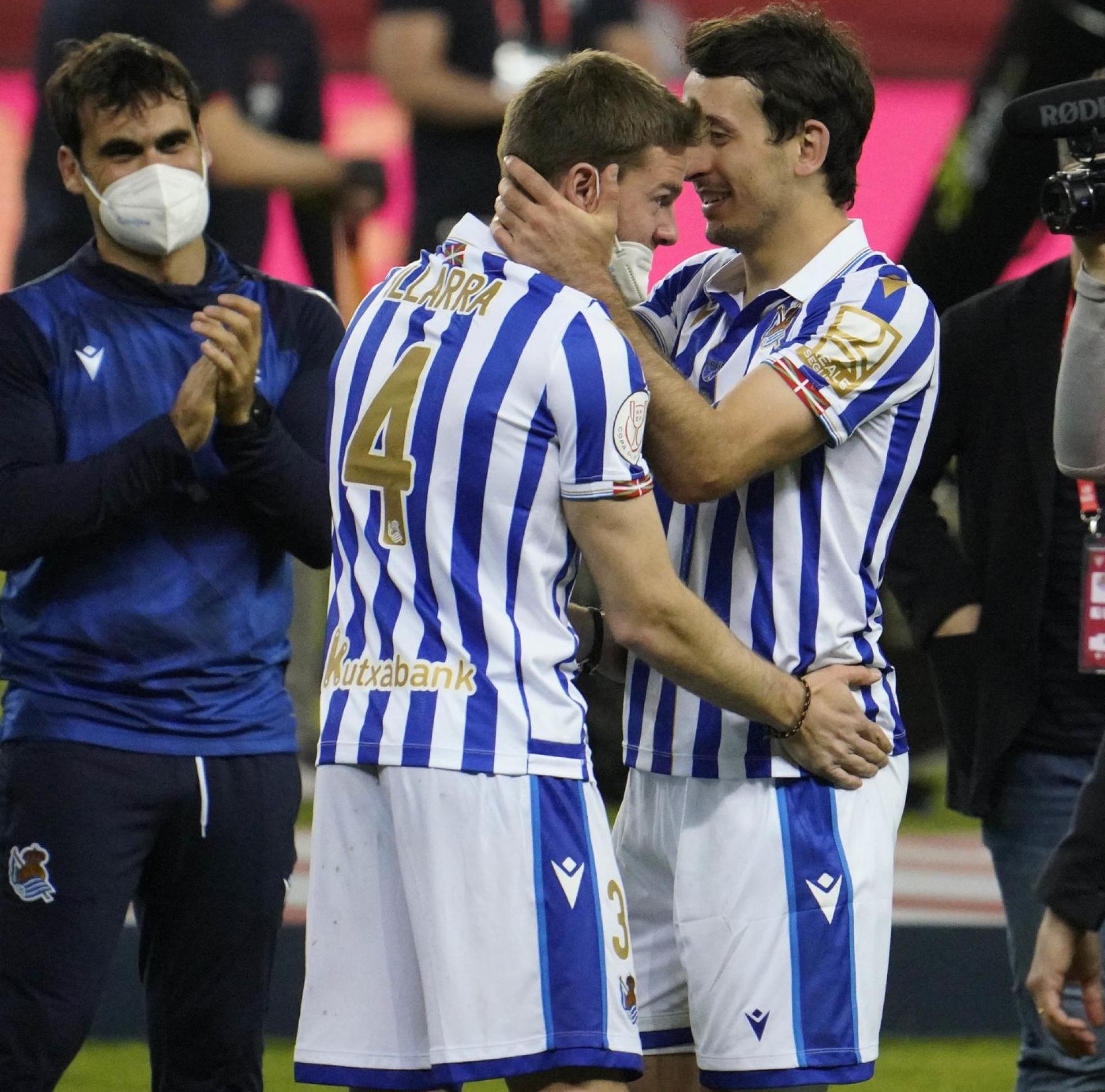 Oyarzabal entrega a Illarramendi el brazalete para que recoja la Copa. 