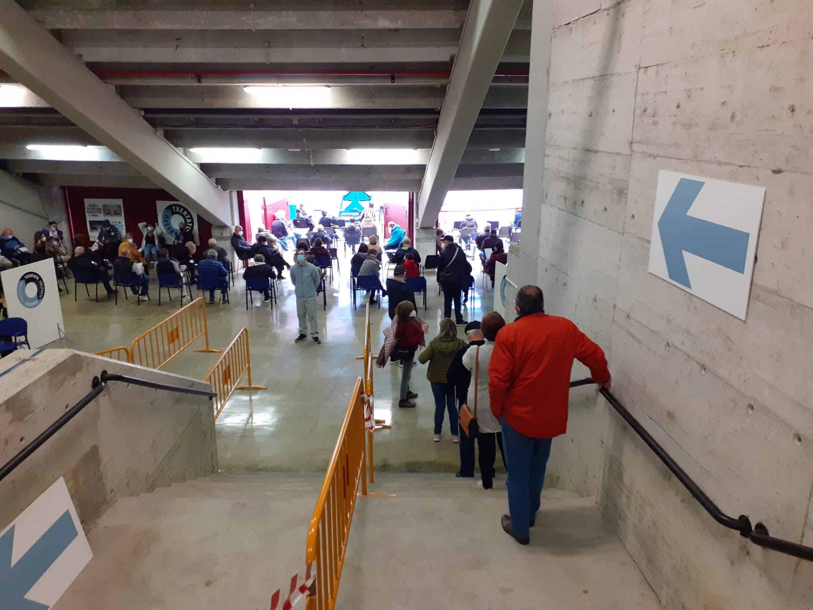 Interior de la plaza de toros de Illunbe con decenas de vacunados y otros que esperan.