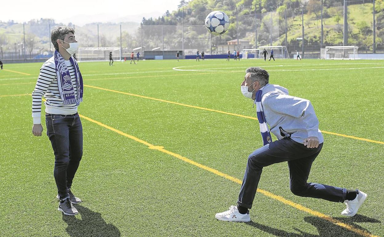 Inaxio y Martin Alguacil, hermanos de Imanol, dan toques de cabeza en Mendibeltz, campo del Orioko.