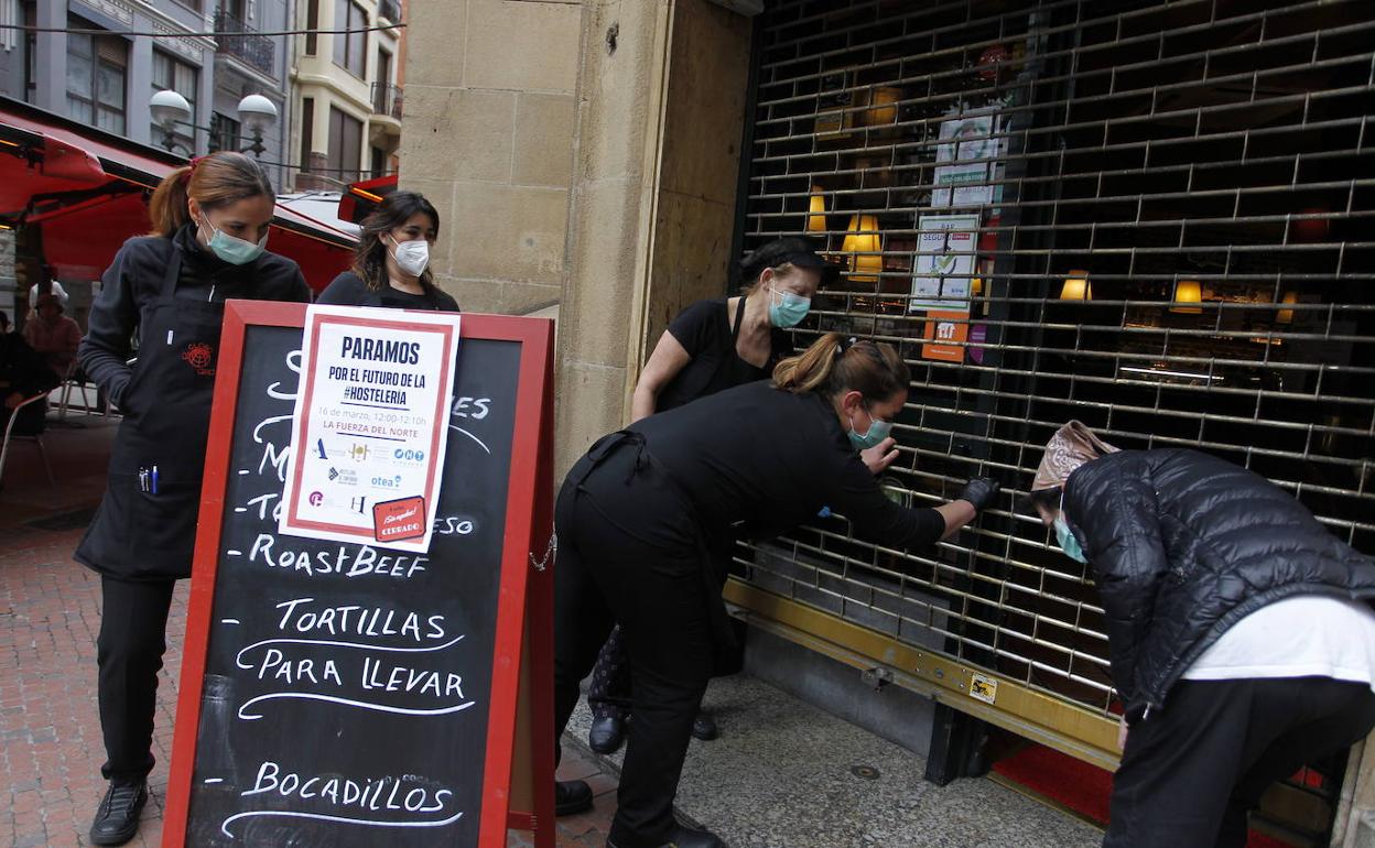 Coronavirus en Euskadi: Hosteleros de Euskadi impugnarán ante los tribunales el recorte horario decretado por el Gobierno vasco