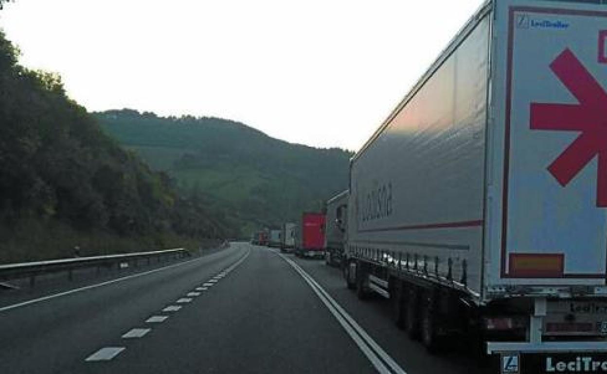 Una cola de camiones en la N-121-A