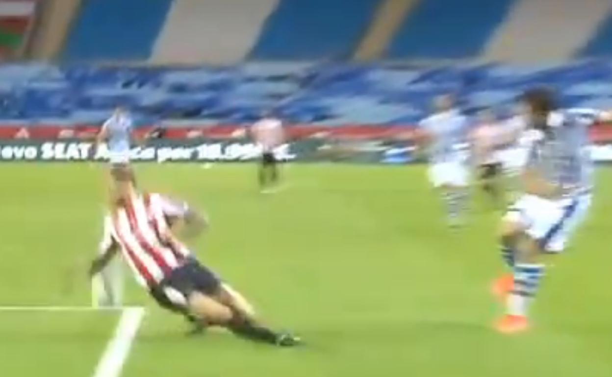 Final de Copa: La imagen que evidencia el error del VAR en el primer penalti de Iñigo