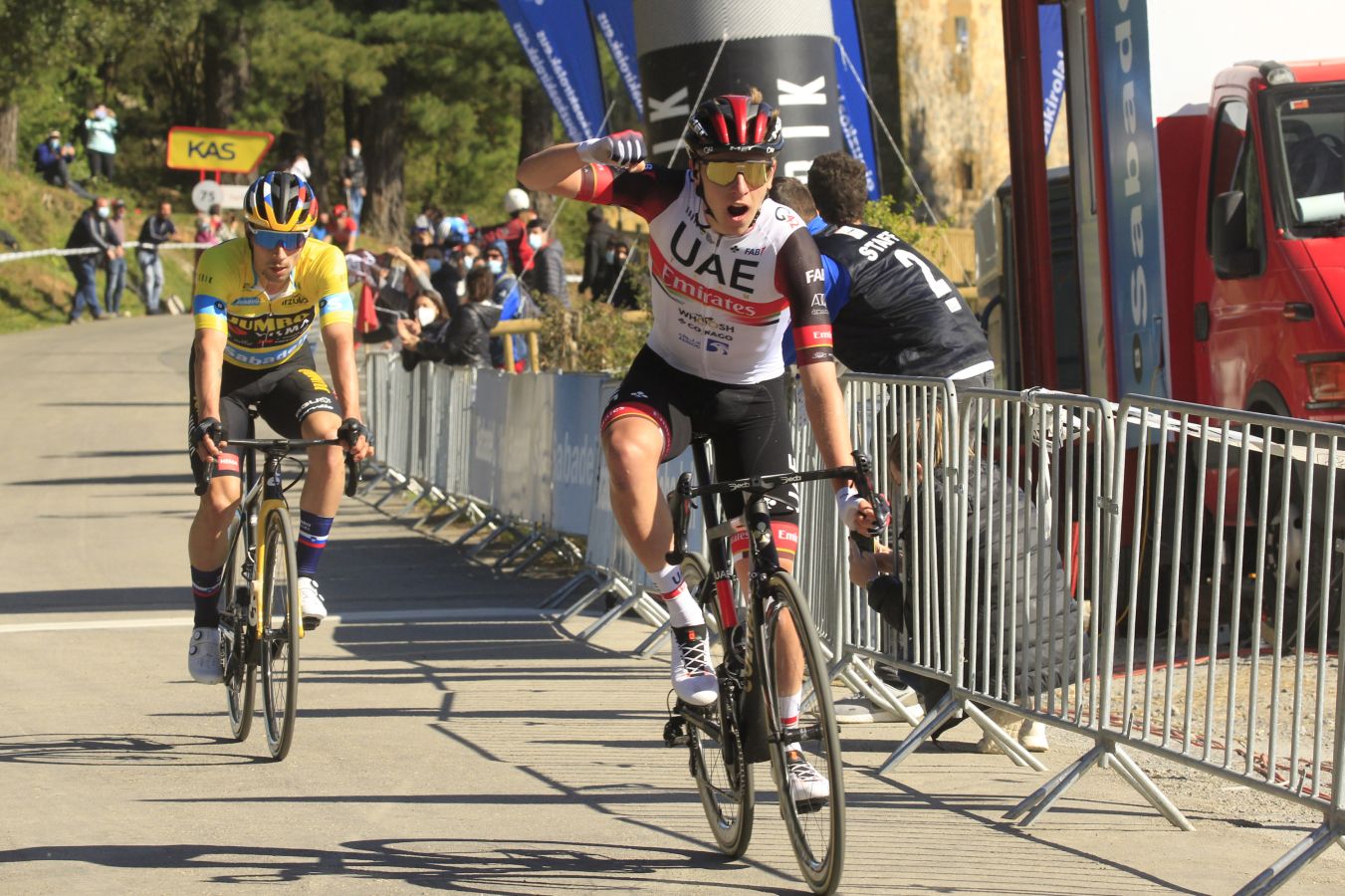 Tadej Pogacar ha sido el vencedor de la tercera etapa de la Itzulia tras la gran subida que ha protagonizado con Roglic