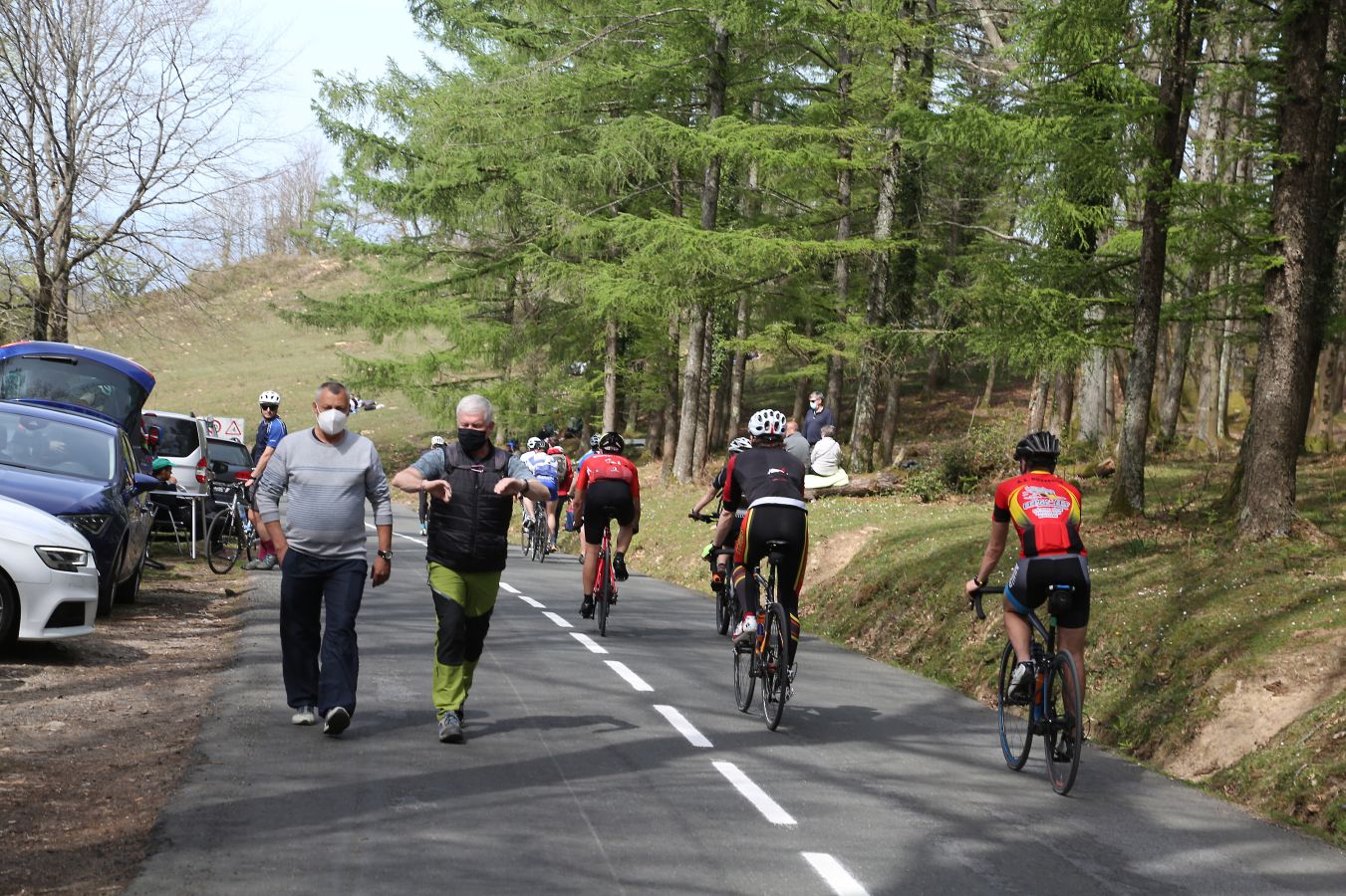 El recorrido entre Vitoria y Hondarribia ha hecho disfrutar a los aficionados con un final vibrante en el que ha ganado Ion Izagirre y ha traído un nuevo líder a la carrera. 