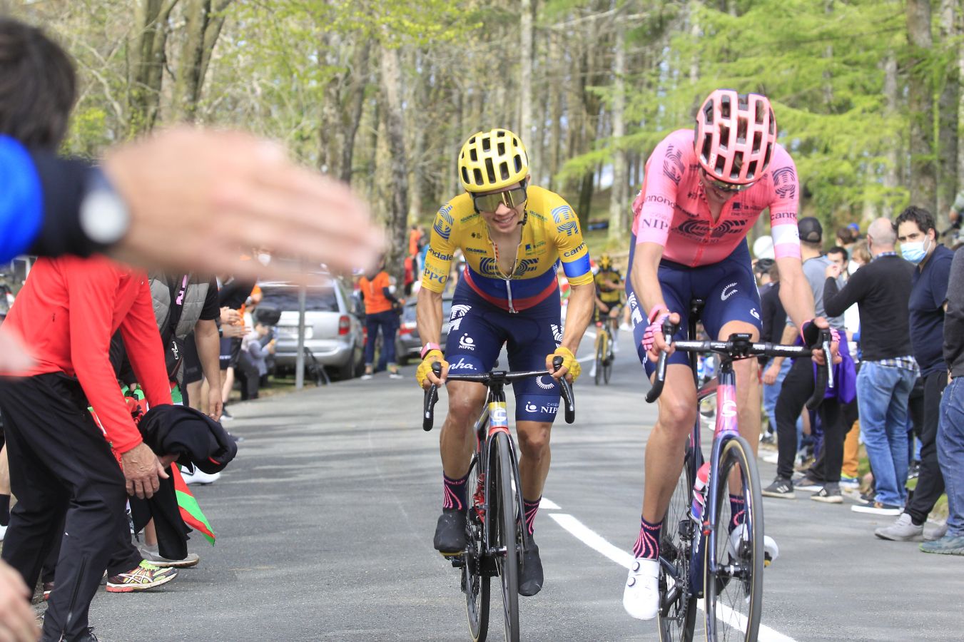 El recorrido entre Vitoria y Hondarribia ha hecho disfrutar a los aficionados con un final vibrante en el que ha ganado Ion Izagirre y ha traído un nuevo líder a la carrera. 