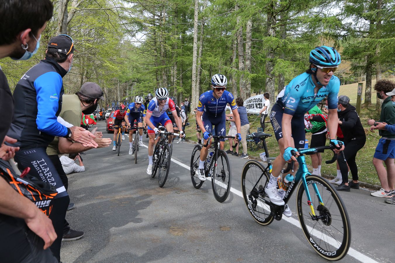 El recorrido entre Vitoria y Hondarribia ha hecho disfrutar a los aficionados con un final vibrante en el que ha ganado Ion Izagirre y ha traído un nuevo líder a la carrera. 