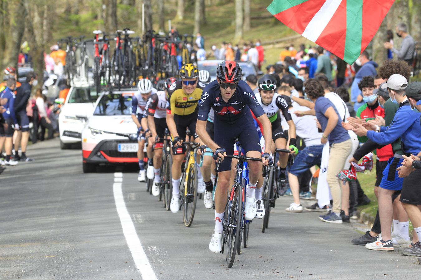El recorrido entre Vitoria y Hondarribia ha hecho disfrutar a los aficionados con un final vibrante en el que ha ganado Ion Izagirre y ha traído un nuevo líder a la carrera. 