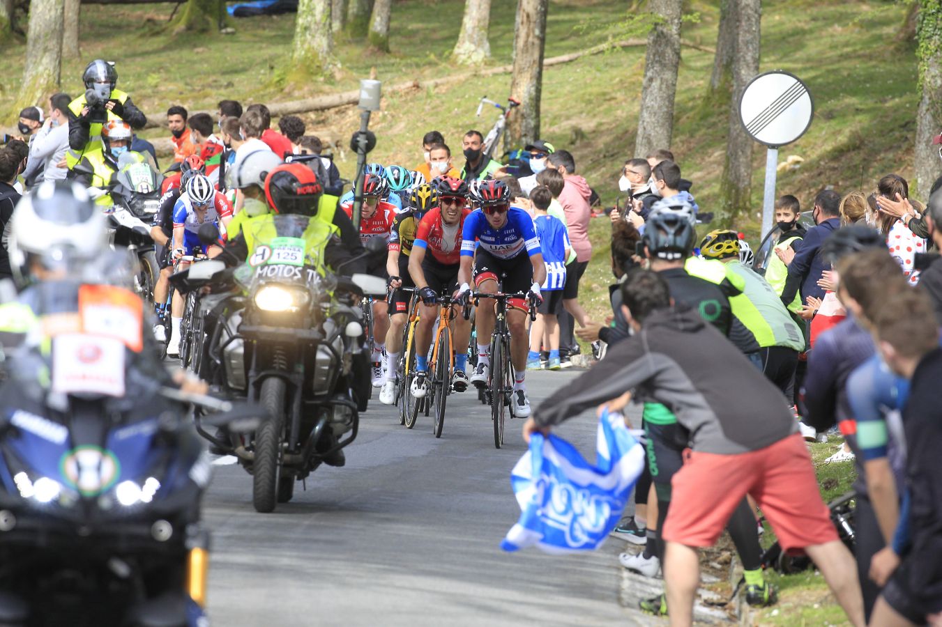 El recorrido entre Vitoria y Hondarribia ha hecho disfrutar a los aficionados con un final vibrante en el que ha ganado Ion Izagirre y ha traído un nuevo líder a la carrera. 