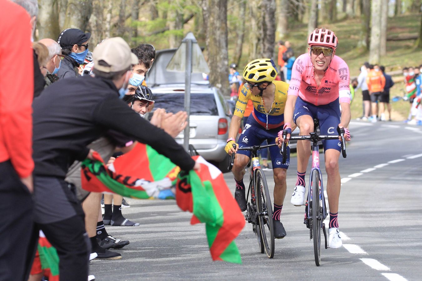 El recorrido entre Vitoria y Hondarribia ha hecho disfrutar a los aficionados con un final vibrante en el que ha ganado Ion Izagirre y ha traído un nuevo líder a la carrera. 