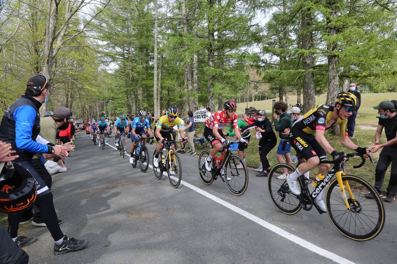 El recorrido entre Vitoria y Hondarribia ha hecho disfrutar a los aficionados con un final vibrante en el que ha ganado Ion Izagirre y ha traído un nuevo líder a la carrera. 