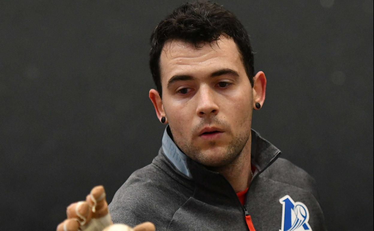 Erik Jaka coge una pelota con su mano derecha durante una elección de material. 