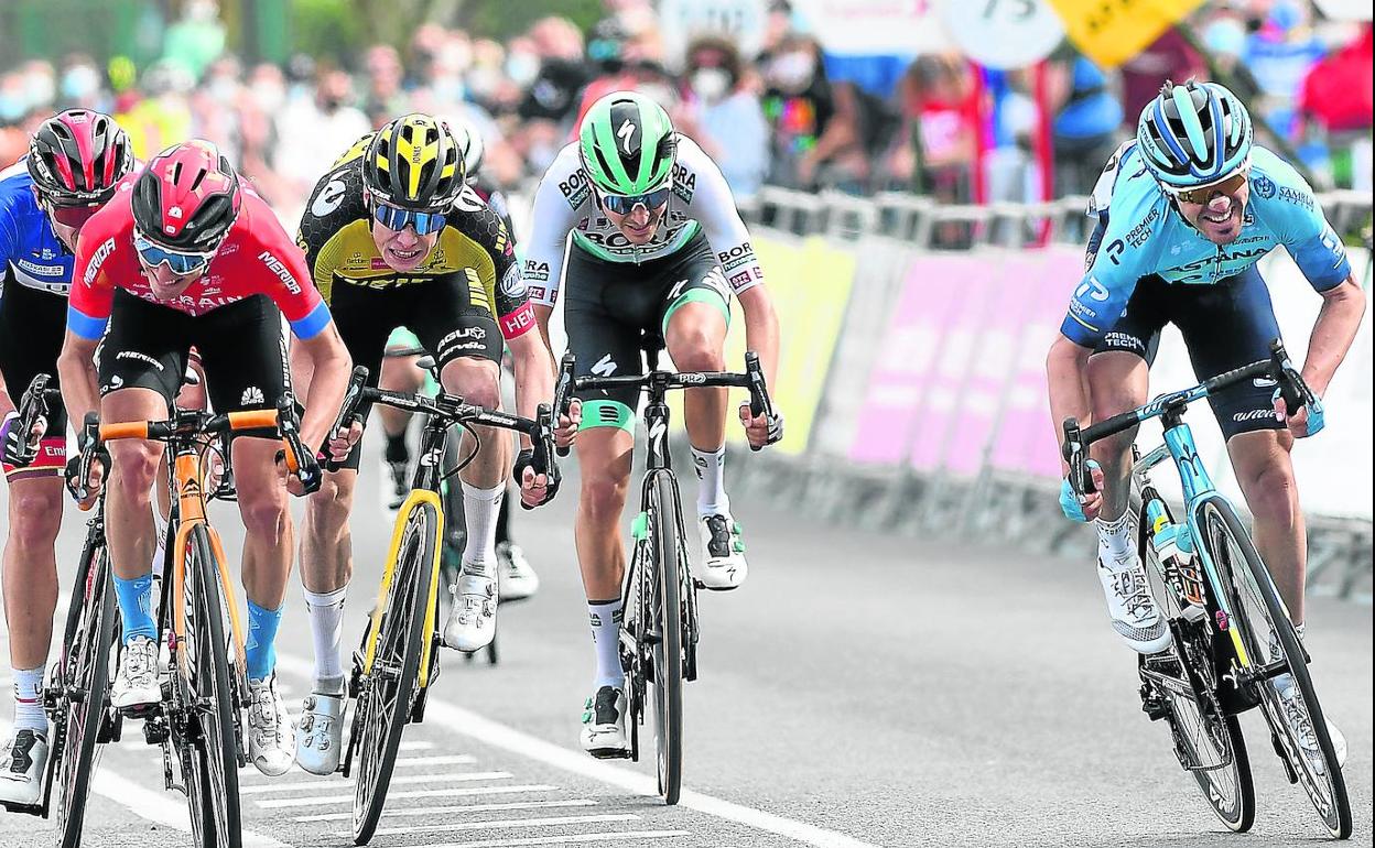 Pello Bilbao y Ion Izagirre se disputan la victoria en el cerrado sprint de Hondarribia..