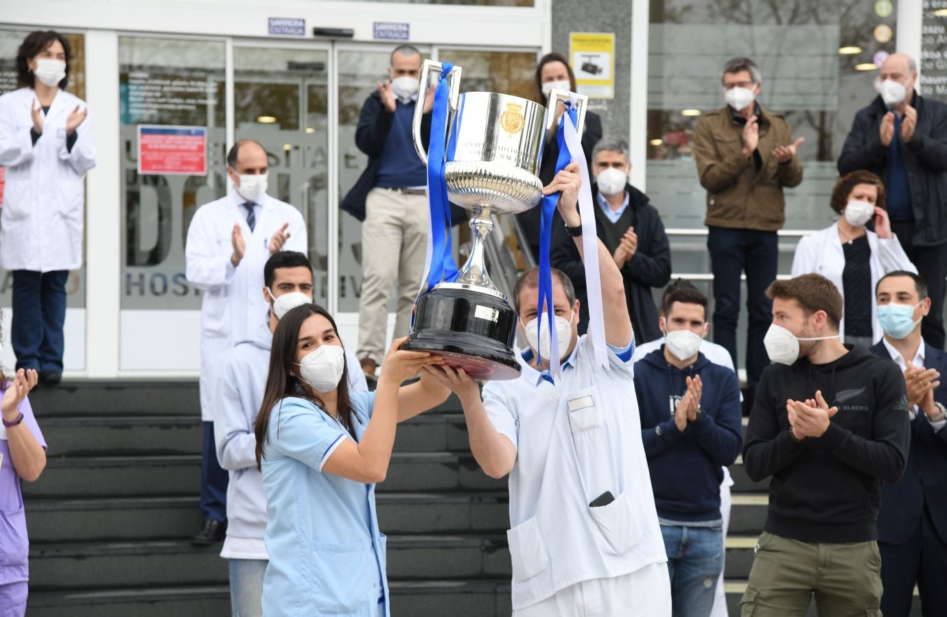 La Real Sociedad ha ofrecido este viernes el trofeo de la Copa del Rey a los sanitarios del Hospital Donostia