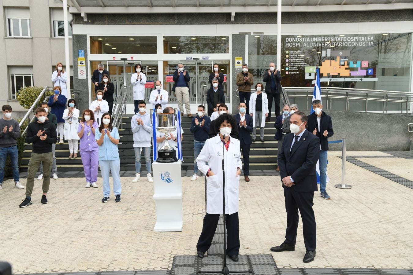 La Real Sociedad ha ofrecido este viernes el trofeo de la Copa del Rey a los sanitarios del Hospital Donostia