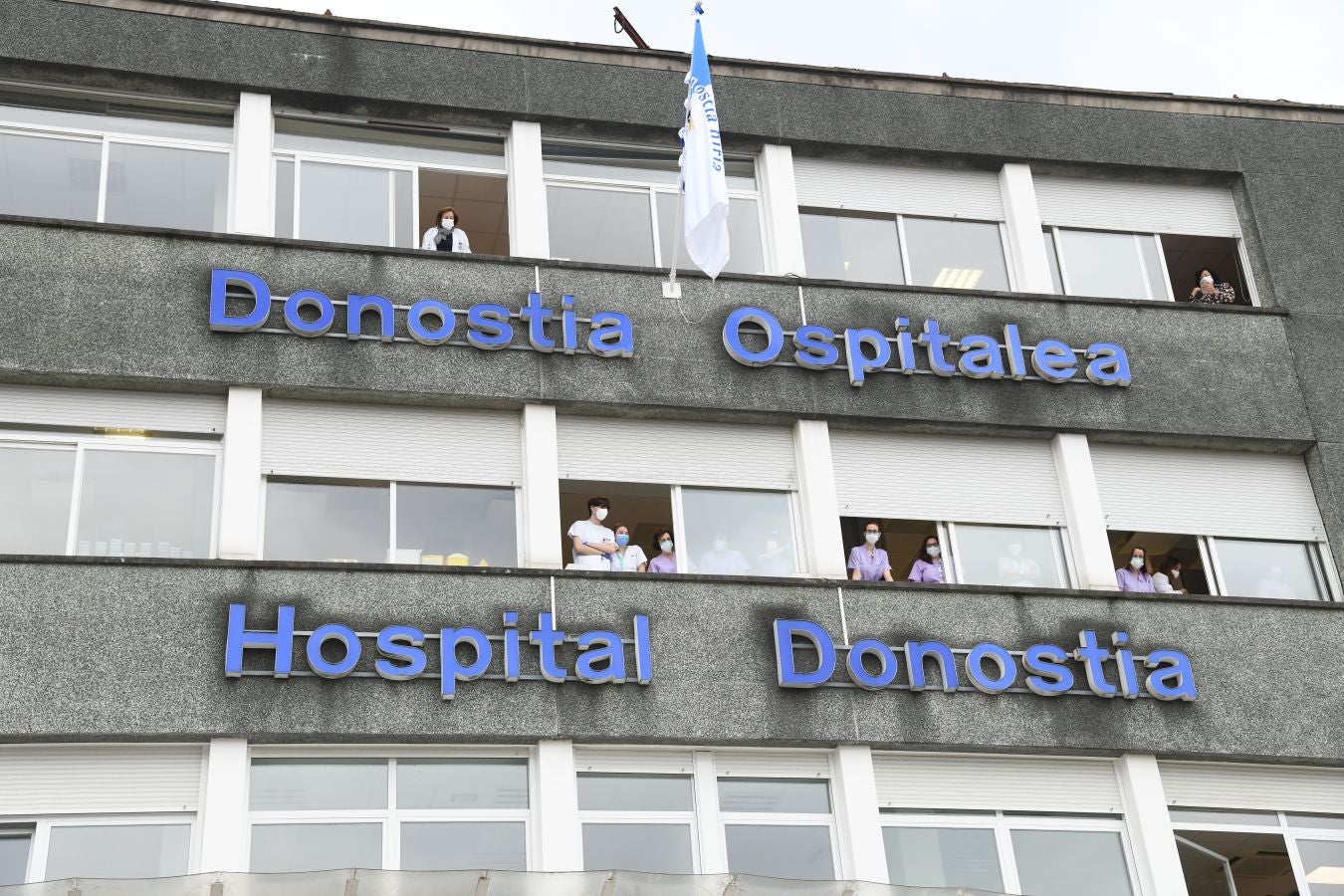 La Real Sociedad ha ofrecido este viernes el trofeo de la Copa del Rey a los sanitarios del Hospital Donostia