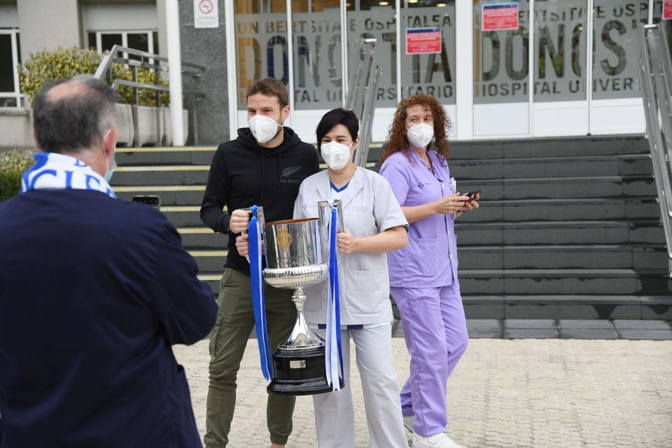 La Real Sociedad ha ofrecido este viernes el trofeo de la Copa del Rey a los sanitarios del Hospital Donostia
