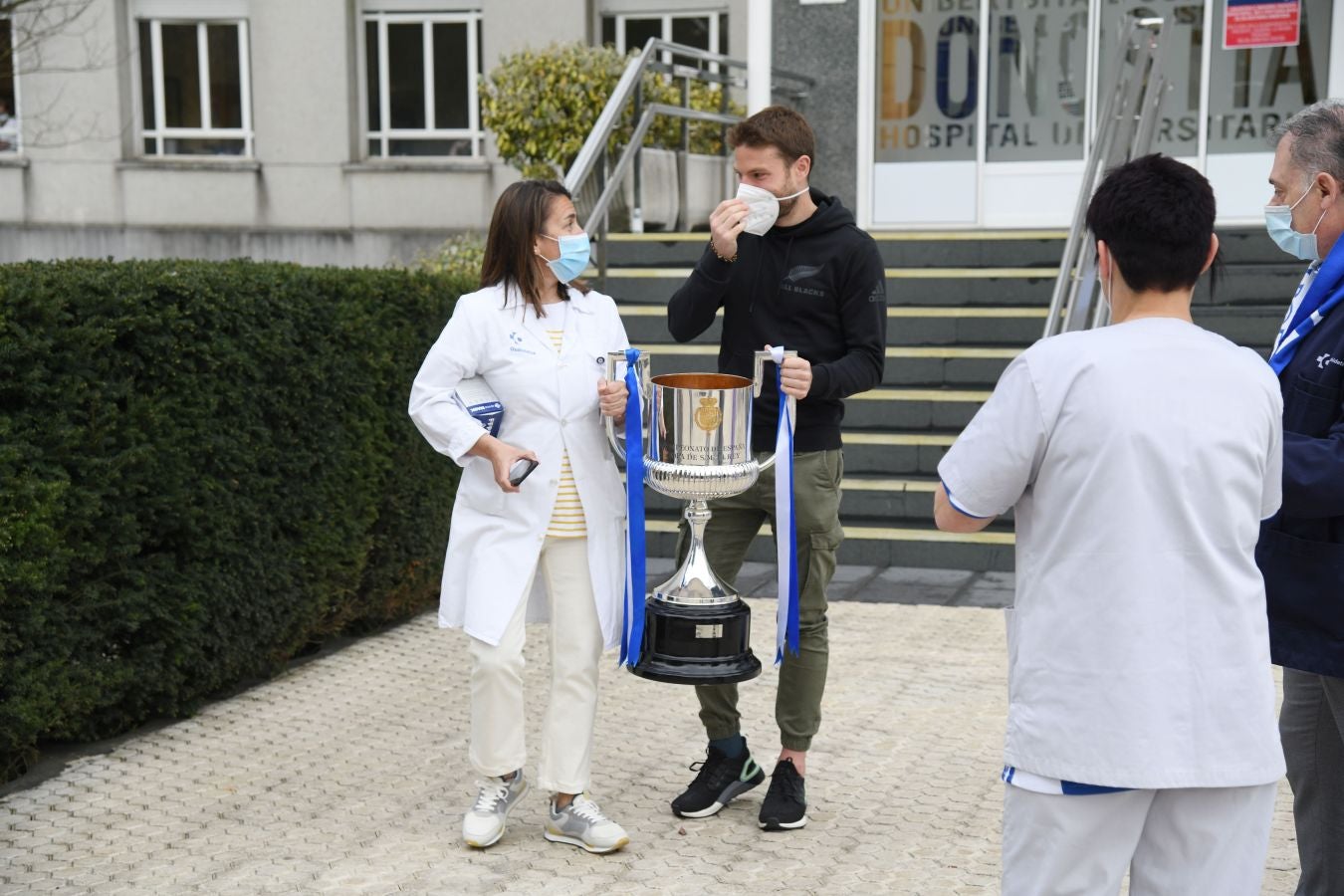 La Real Sociedad ha ofrecido este viernes el trofeo de la Copa del Rey a los sanitarios del Hospital Donostia