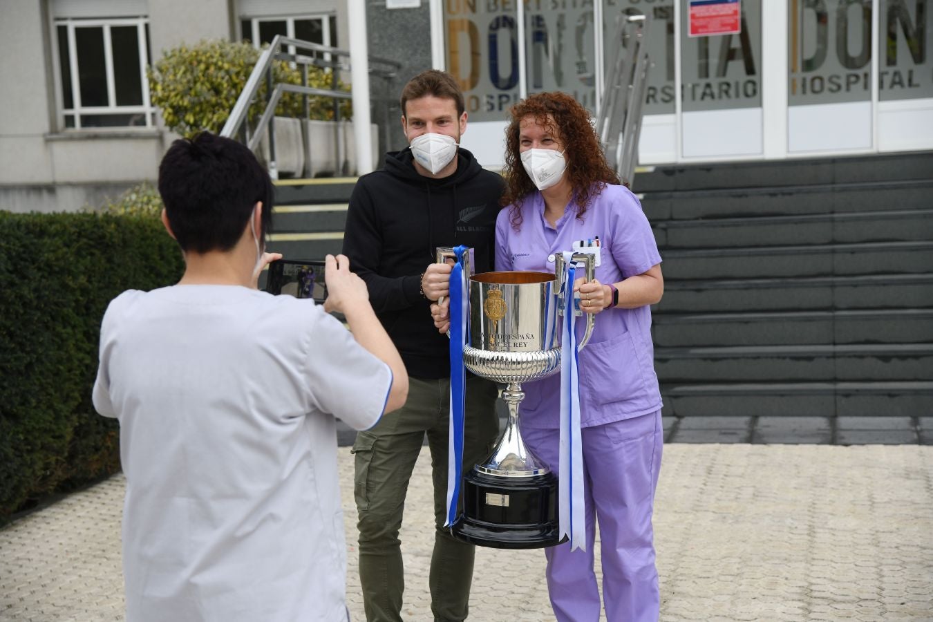 La Real Sociedad ha ofrecido este viernes el trofeo de la Copa del Rey a los sanitarios del Hospital Donostia