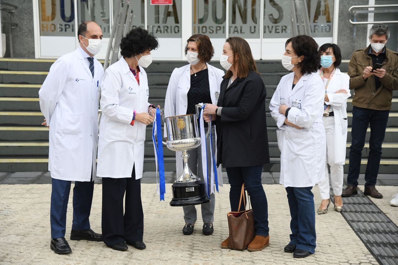 La Real Sociedad ha ofrecido este viernes el trofeo de la Copa del Rey a los sanitarios del Hospital Donostia