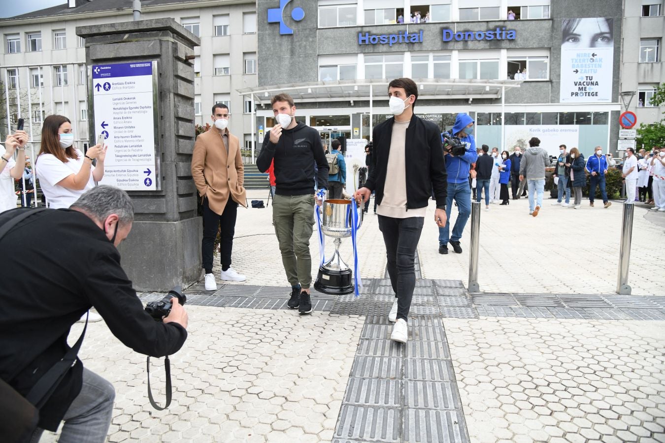 La Real Sociedad ha ofrecido este viernes el trofeo de la Copa del Rey a los sanitarios del Hospital Donostia