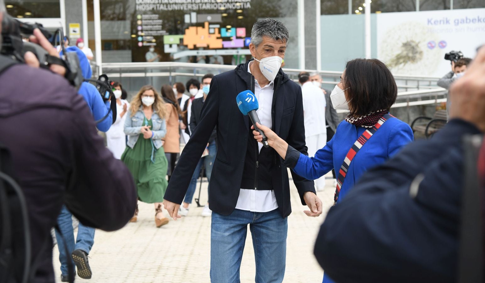La Real Sociedad ha ofrecido este viernes el trofeo de la Copa del Rey a los sanitarios del Hospital Donostia