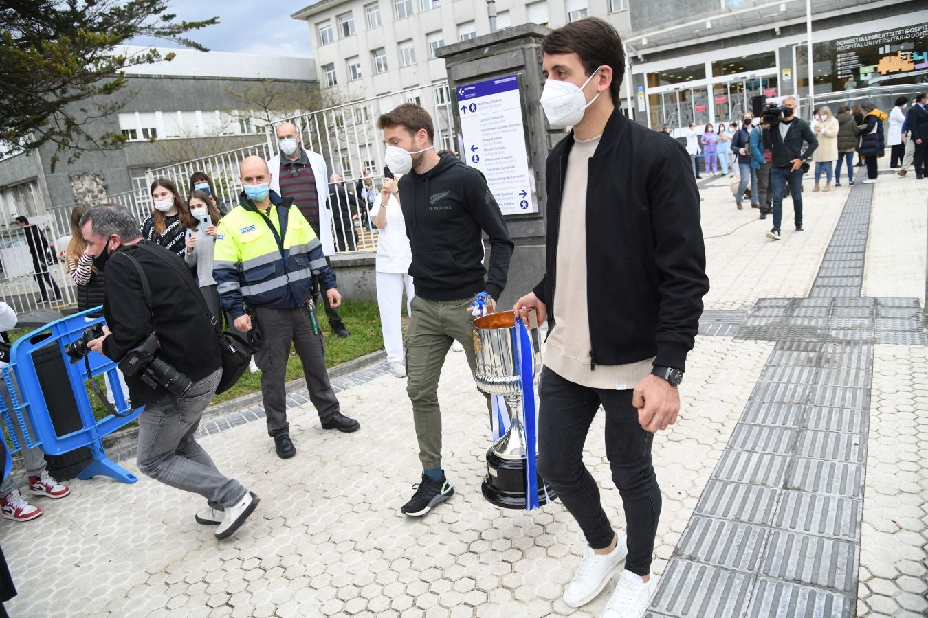 La Real Sociedad ha ofrecido este viernes el trofeo de la Copa del Rey a los sanitarios del Hospital Donostia
