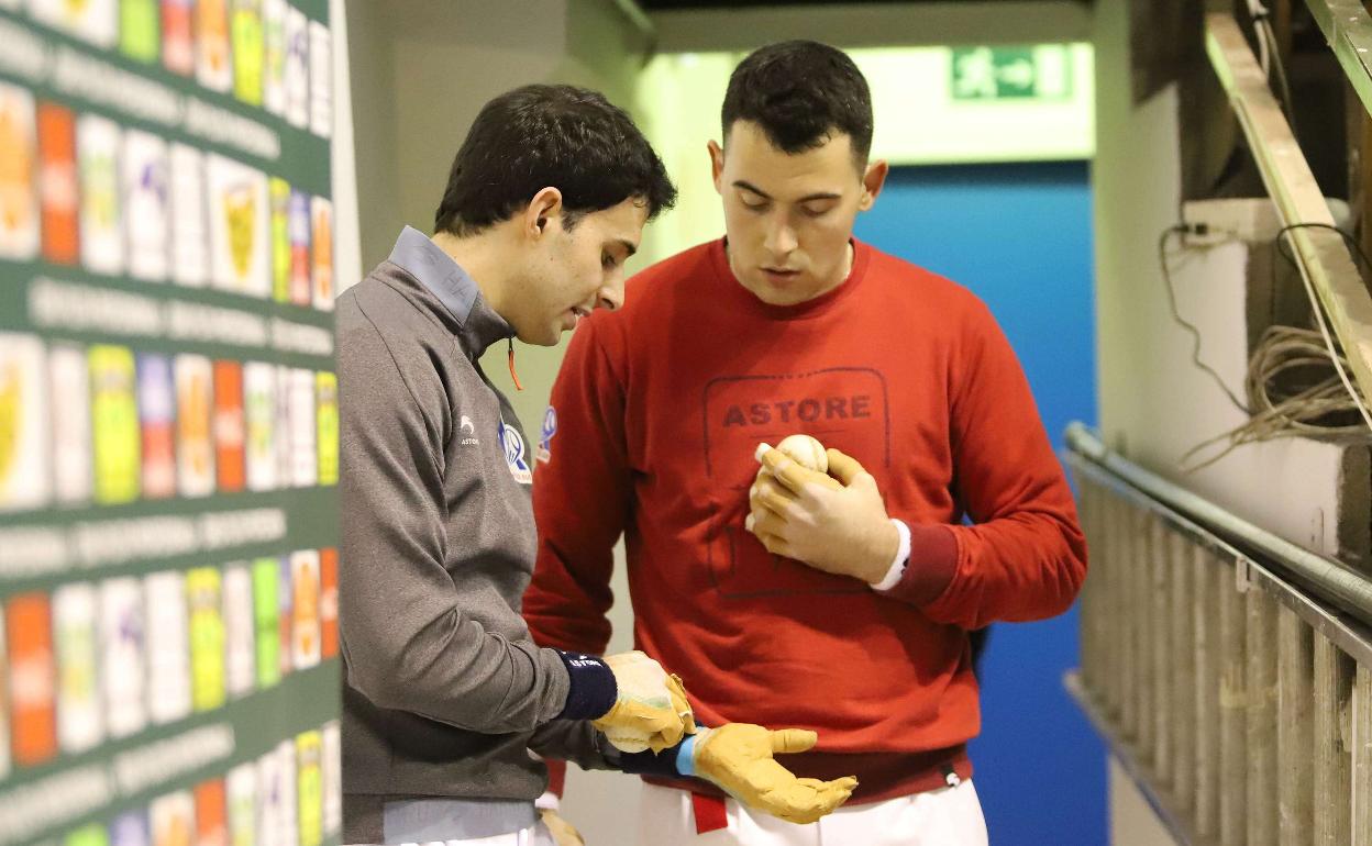 Jokin Altuna muestra su muñeca izquierda a Erik Jaka en el pasillo de los vestuarios del Astelena de Eibar.