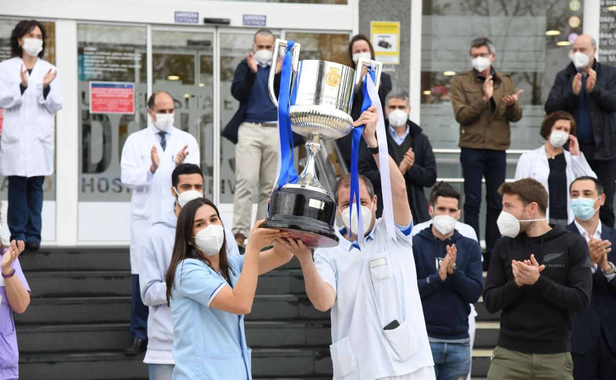 La Real Sociedad ha entregado la Copa del Rey a los sanitarios del Hospital de Donostia.