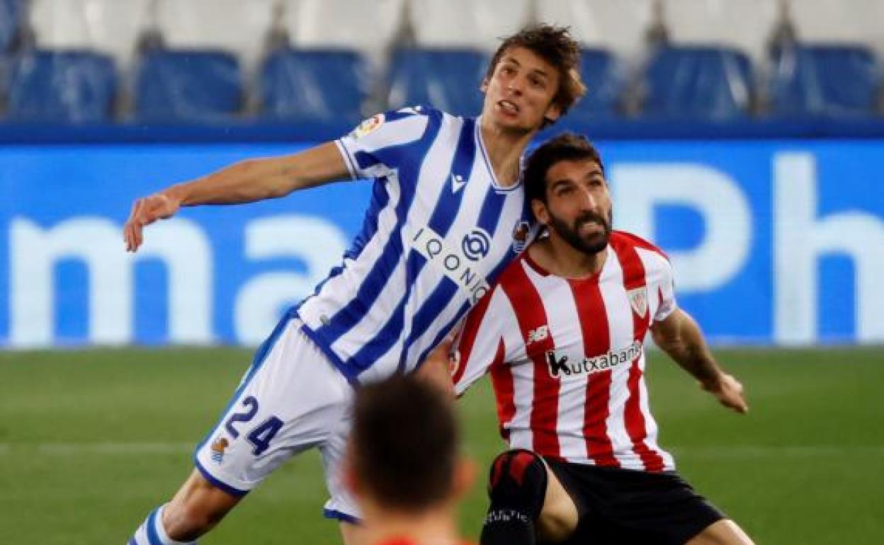 Le Normand pugna con Raúl García por un balón aéreo en el derbi del Reale Arena.