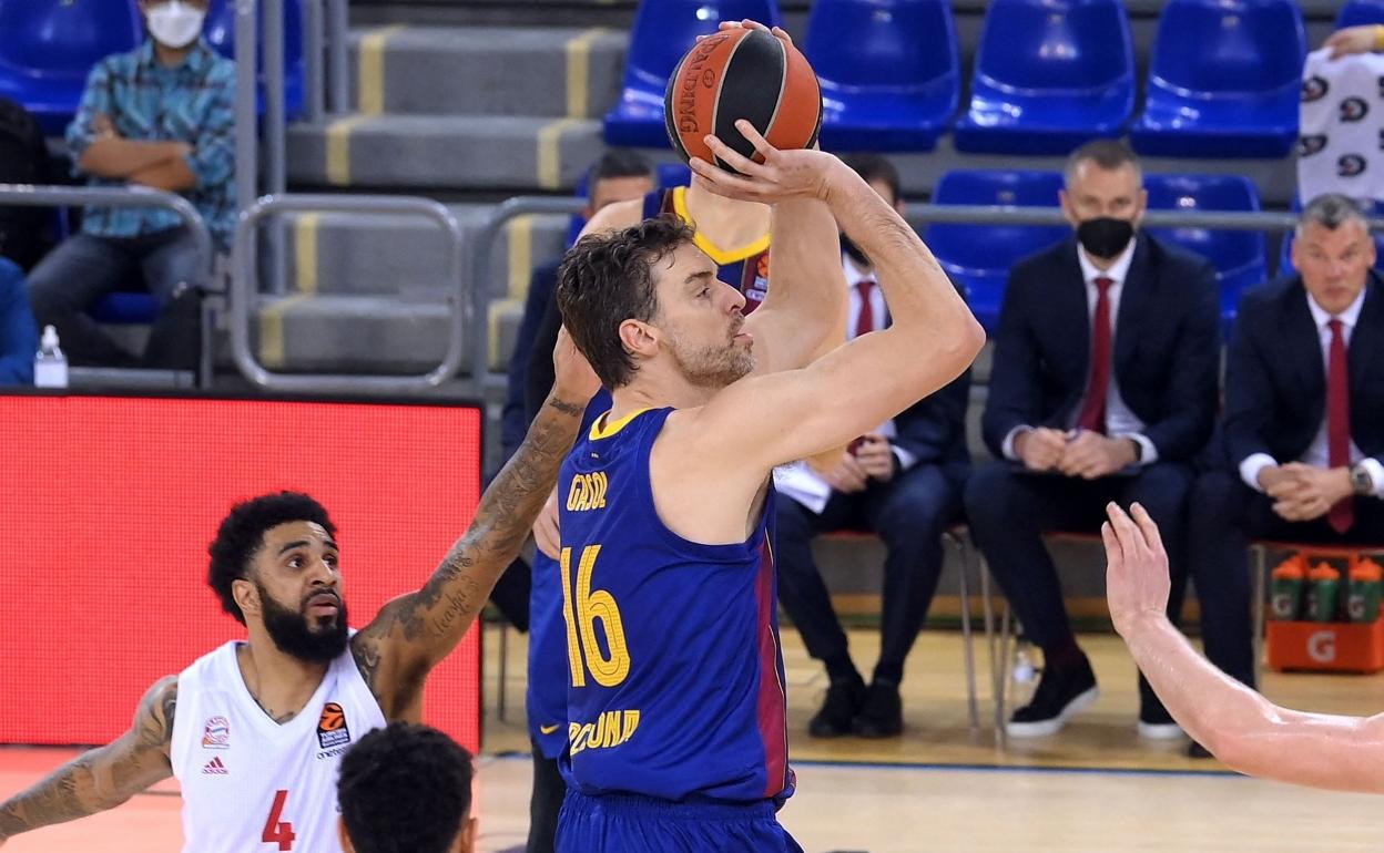 Pau Gasol, en una de las primeras canastas que anotó anoche en el Palau. 