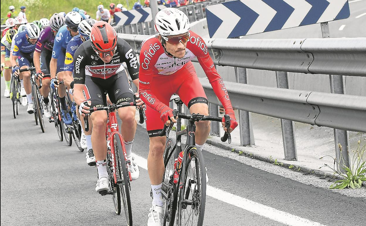 Guillaume Martin, tirando del pelotón de la Itzulia.