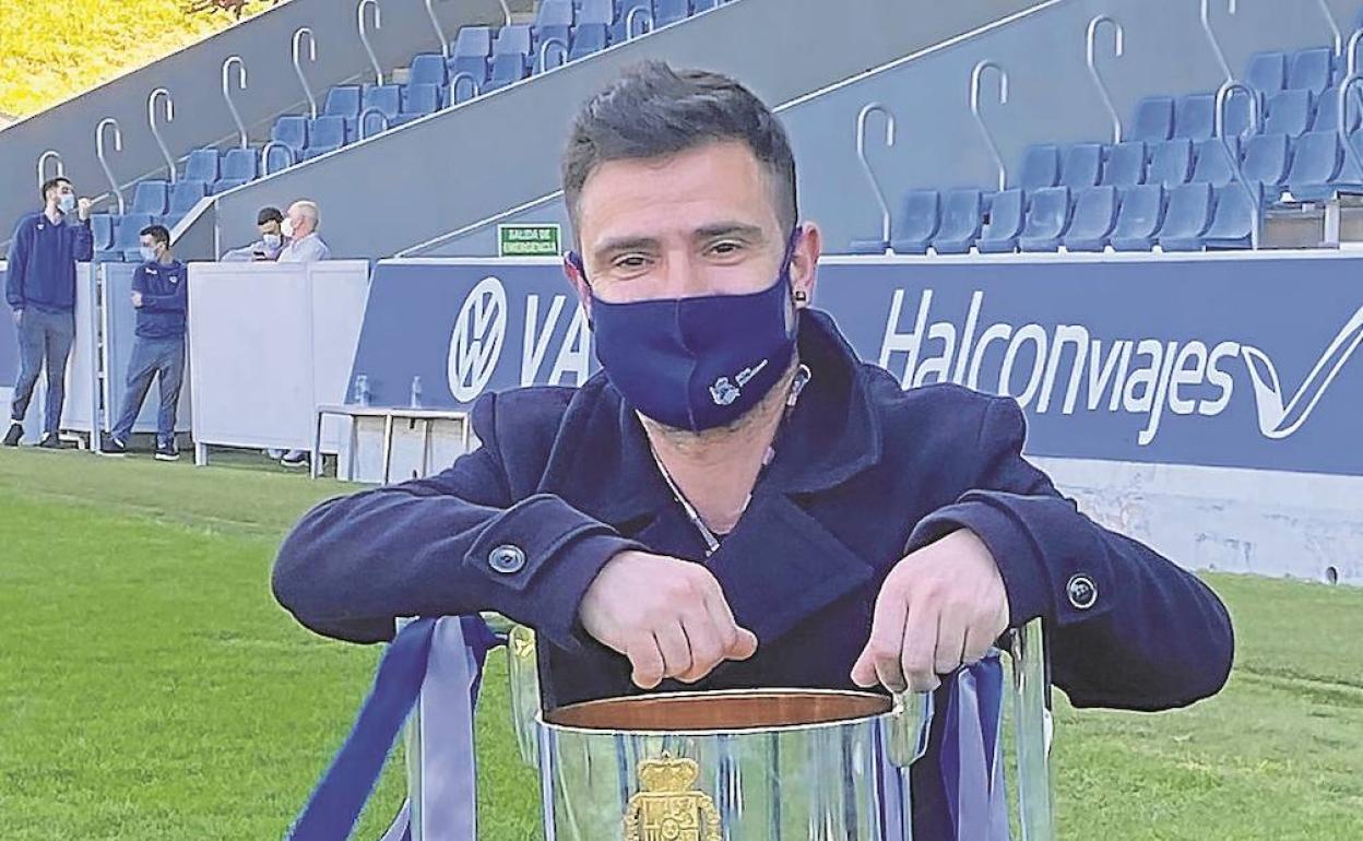 Harkaitz Millán posa con la Copa en Zubieta.