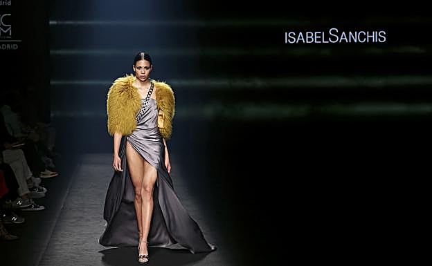 Imagen principal - Arriba, un diseño de Isabel Sanchis. Abajo, Ulises Mérida con las doce mujeres de Apramp que confeccionaron sus diseños y una propuesta de Maison Mesa. 