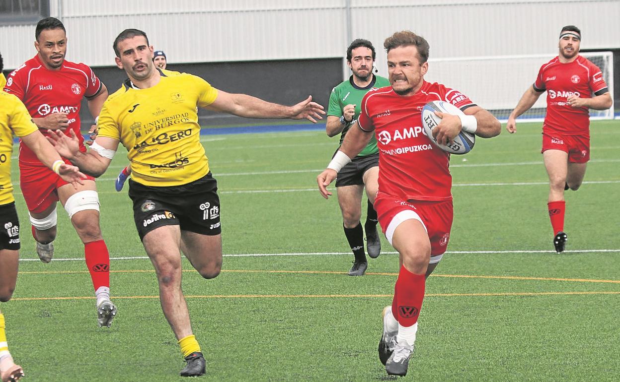 El argentino Juanma Lescano supera por velocidad la defensa burgalesa para conseguir el ensayo.