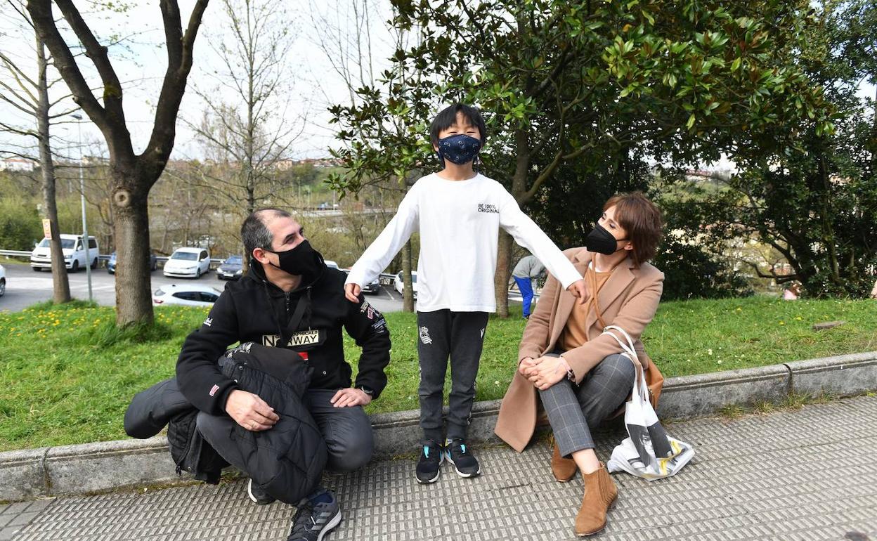 En familia. Joaquín y Belén miran a su hijo, Xuan, de 9 años. 