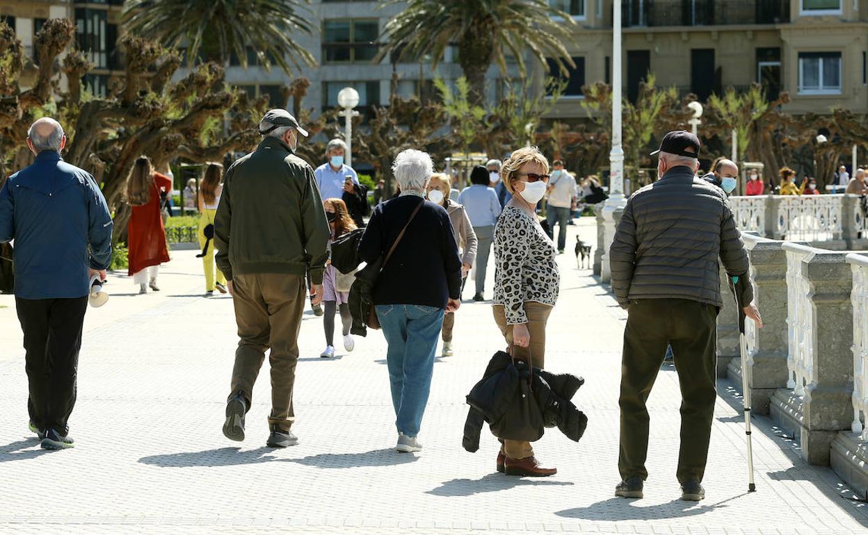 Personas mayores pasean por Alderdi Eder, en San Sebastián. 