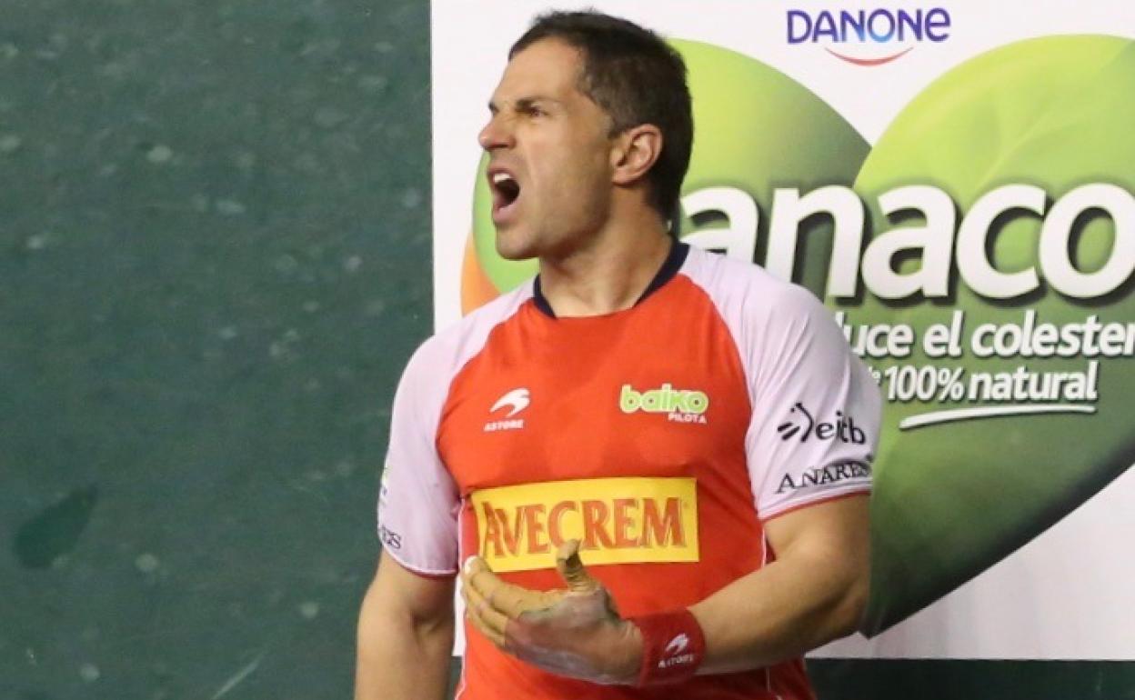 Gesto de rabia de Aimar Olaizola durante el partido ante Ezkurdia y Galarza.