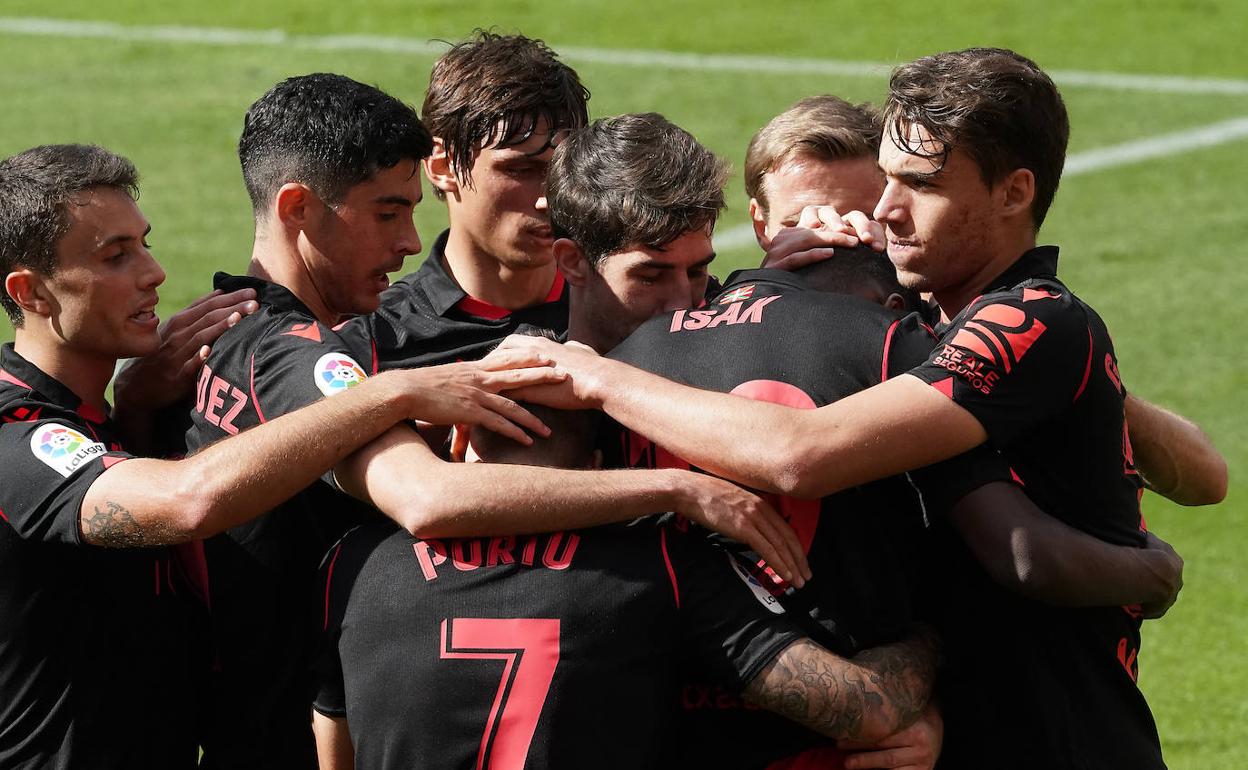 Los jugadores de la Real Sociedad abrazan a Isak, autor del segundo gol ante el Valencia.