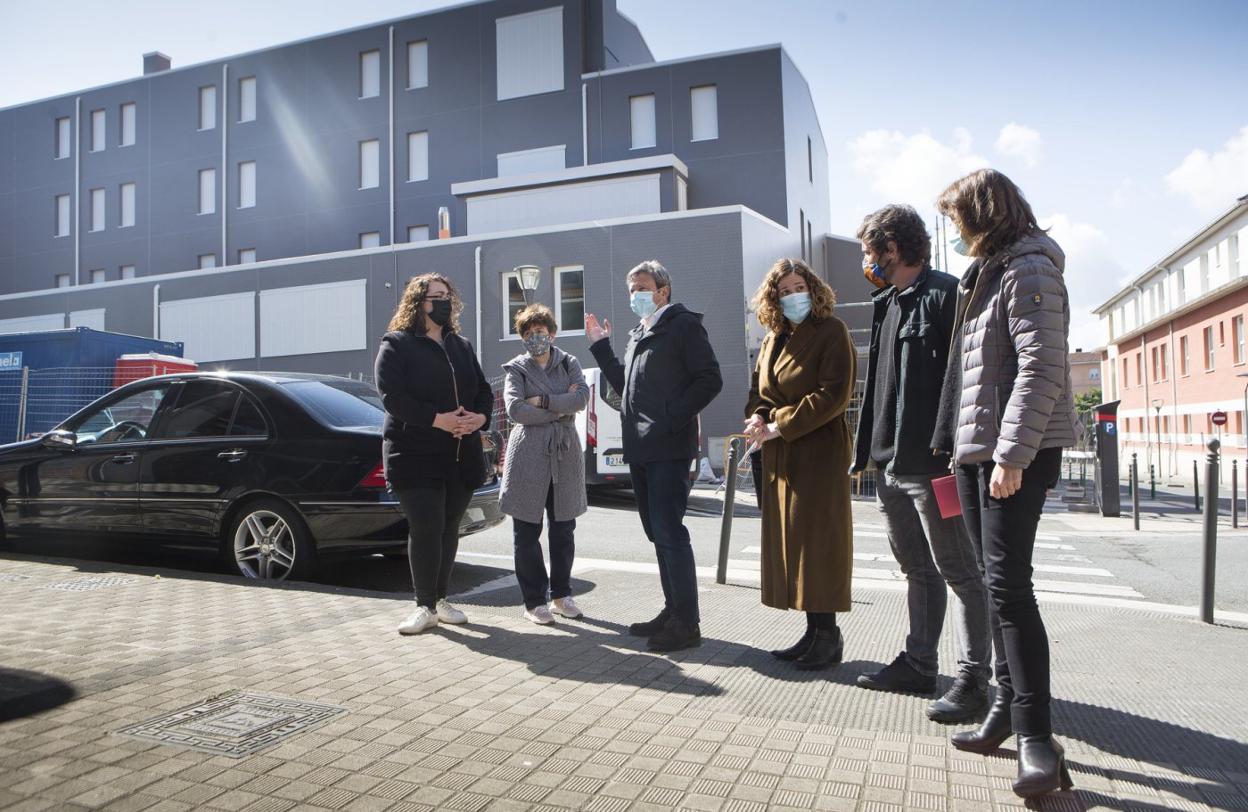 Mónica Martínez, María José Barral, José Antonio Santano y Cristina Laborda visitaron las obras junto a técnicos de la empresa constructora y del área de Obras del Ayuntamiento. 