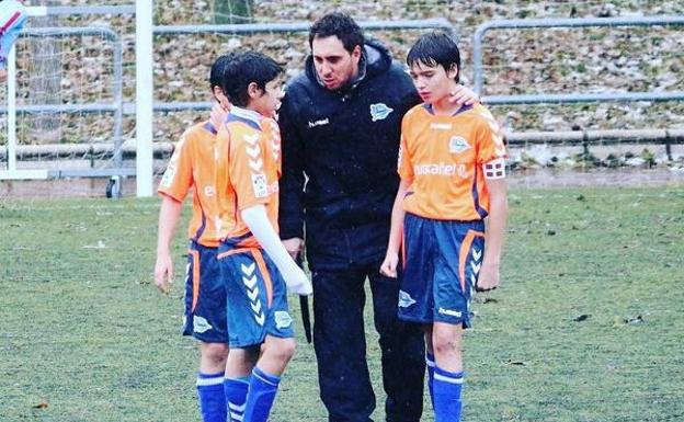 Formación. Urko, con el brazalete de capitán, junto a su técnico en infantiles Mikel Gaisán.