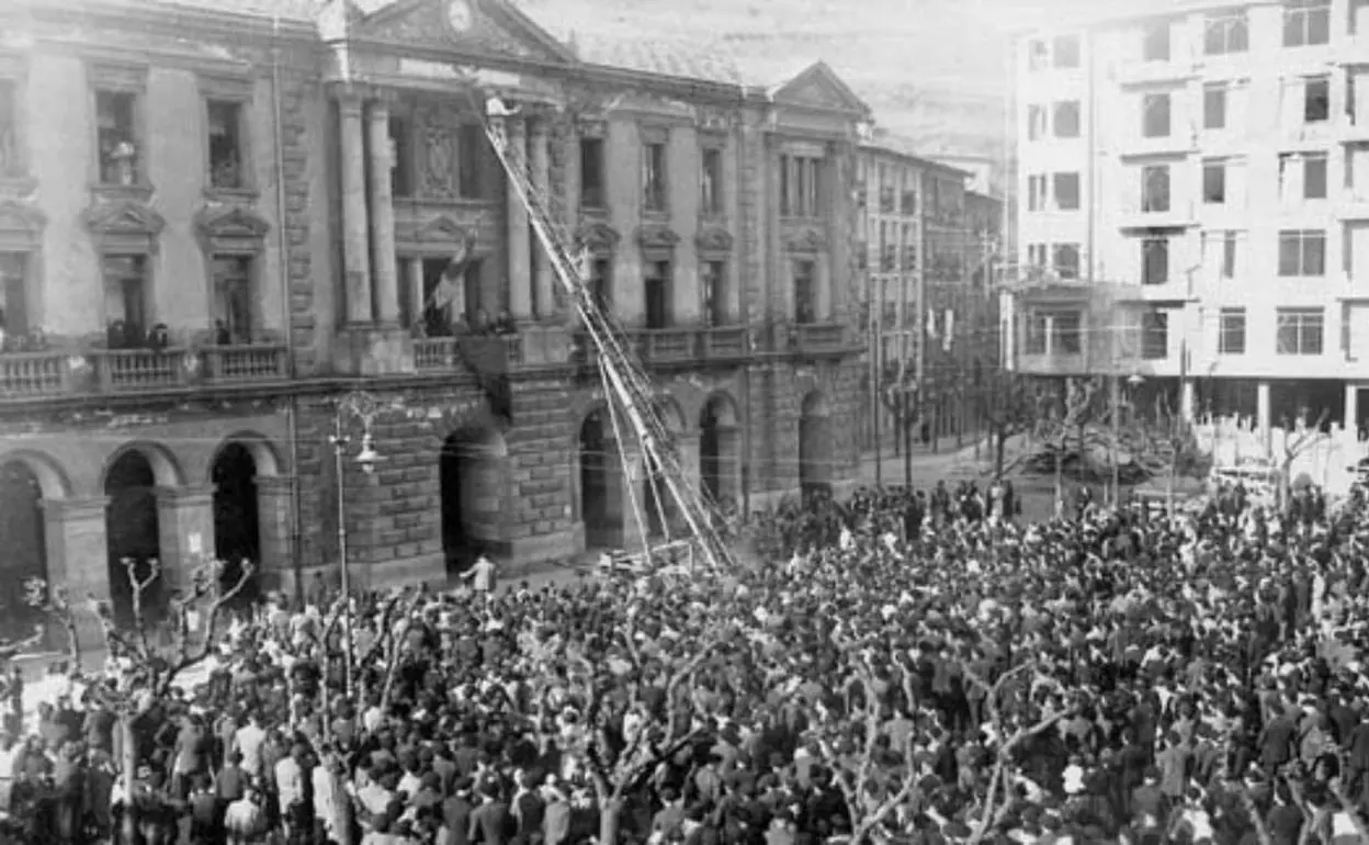 La plaza de Unzaga de Eibar, el 14 de abril de 1931.