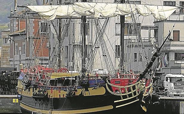 La fragata 'Étoile du Roy' arriba a Pasaia para el rodaje de la serie de Amenábar