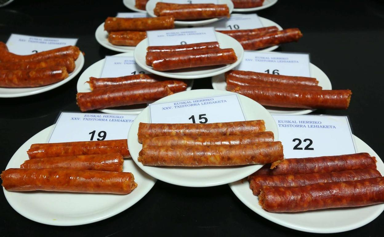 Difentes tipos de txistorras expuestas en un concurso gastronómico