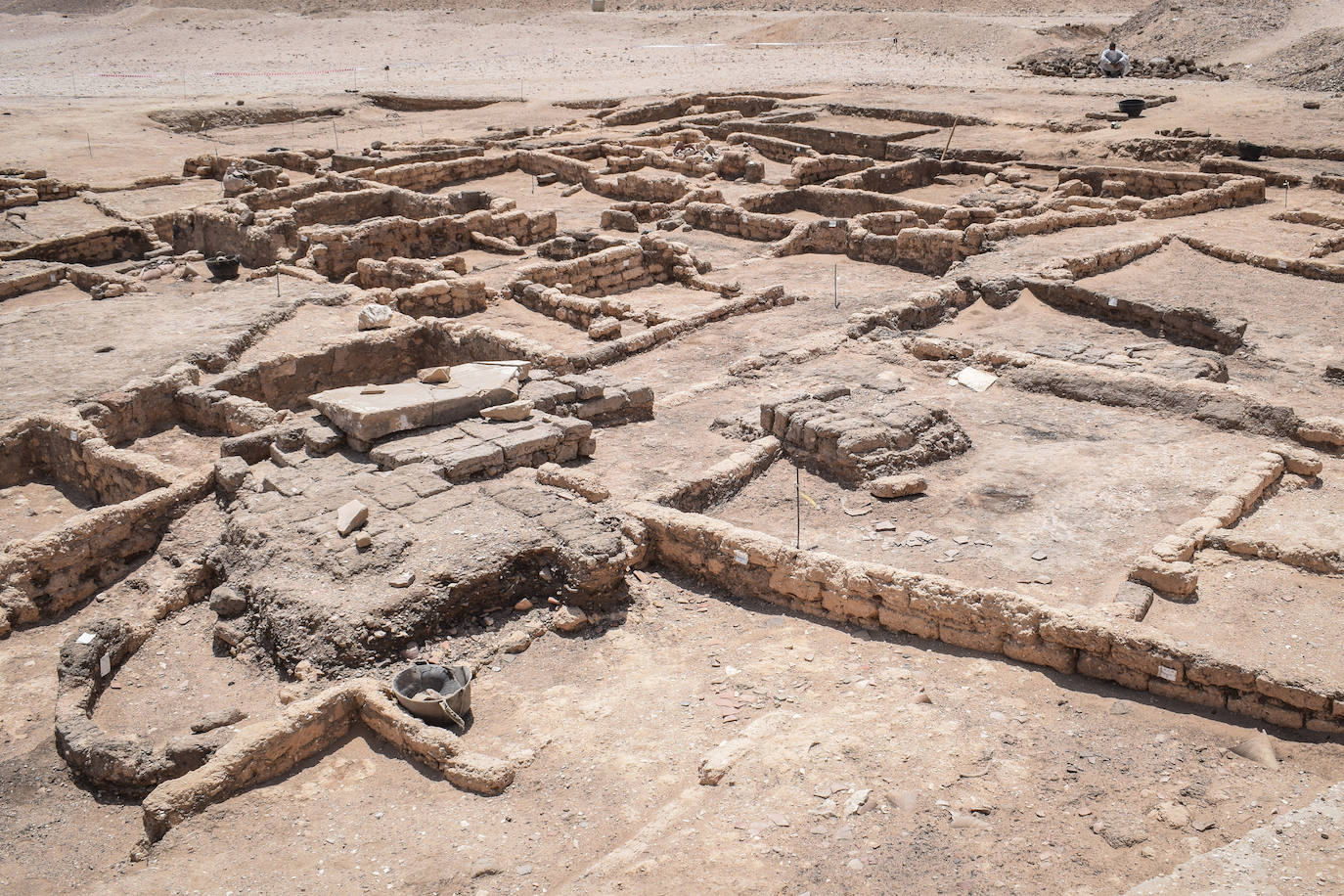 La misión egipcia dirigida por el arqueólogo Zahi Hawass ha descubierto una antigua ciudad en Luxor, 'El ascenso de Atón', que se perdió bajo las arenas hace 3.000 años. Este hallazgo, apodado la 'Ciudad Dorada Perdida', data del reinado de Amenhotep III, y los faraones Tutankamón y Ay la siguieron utilizando. La expedición se sorprendió al descubrir la ciudad más grande jamás encontrada en Egipto. Fundada por uno de los más grandes gobernantes de Egipto, el rey Amenhotep III, el noveno rey de la XVIII dinastía, que gobernó Egipto desde 1391 hasta 1353 a. C., esta ciudad estuvo activa durante la corregencia del gran rey con su hijo, Amenhotep IV/Akenatón. Esta ciudad fue el asentamiento administrativo e industrial más grande de la era del imperio egipcio en la orilla occidental de Luxor. «Las calles de la ciudad están flanqueadas por casas; algunos de sus muros tienen hasta 3 metros de altura y podemos revelar que la ciudad se extiende hacia el oeste, hasta la famosa Deir El-Medina». ha destacado el arqueólogo.