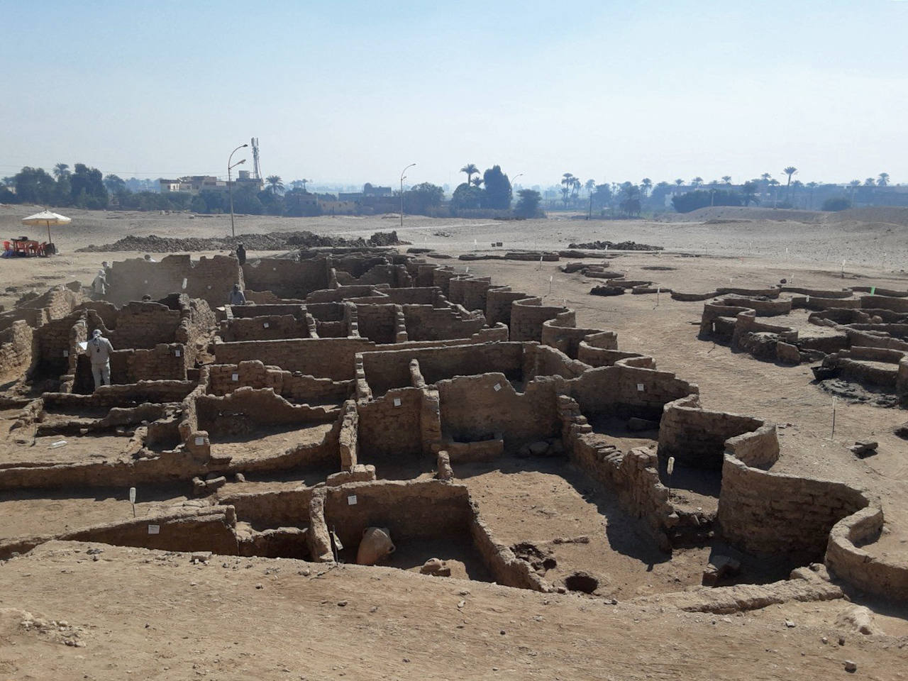 La misión egipcia dirigida por el arqueólogo Zahi Hawass ha descubierto una antigua ciudad en Luxor, 'El ascenso de Atón', que se perdió bajo las arenas hace 3.000 años. Este hallazgo, apodado la 'Ciudad Dorada Perdida', data del reinado de Amenhotep III, y los faraones Tutankamón y Ay la siguieron utilizando. La expedición se sorprendió al descubrir la ciudad más grande jamás encontrada en Egipto. Fundada por uno de los más grandes gobernantes de Egipto, el rey Amenhotep III, el noveno rey de la XVIII dinastía, que gobernó Egipto desde 1391 hasta 1353 a. C., esta ciudad estuvo activa durante la corregencia del gran rey con su hijo, Amenhotep IV/Akenatón. Esta ciudad fue el asentamiento administrativo e industrial más grande de la era del imperio egipcio en la orilla occidental de Luxor. «Las calles de la ciudad están flanqueadas por casas; algunos de sus muros tienen hasta 3 metros de altura y podemos revelar que la ciudad se extiende hacia el oeste, hasta la famosa Deir El-Medina». ha destacado el arqueólogo.