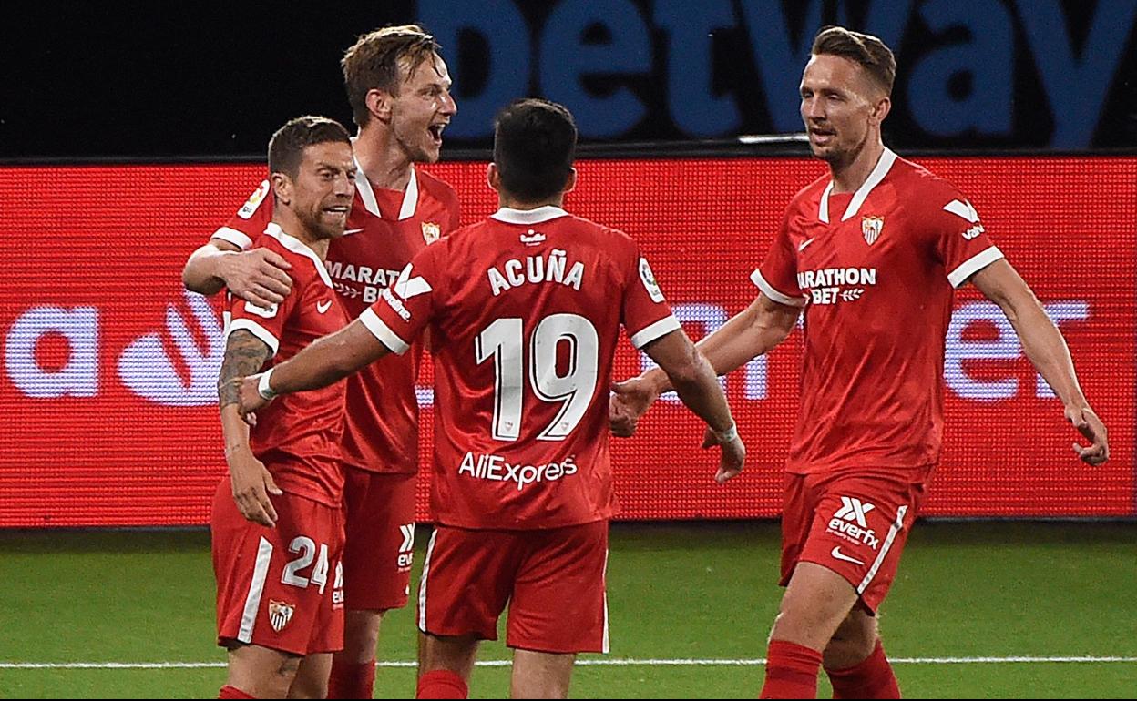 Gómez, Rakitic, Acuña y De Jong celebran uno de los cuatro goles que los sevillistas marcaron al Celta.