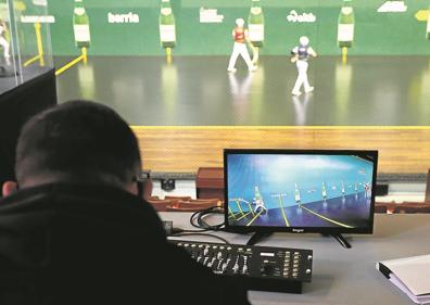 Imagen secundaria 1 - En la imagen principal, Endika Barrenetxea, con una cámara GoPro en el casco. En las otras dos, un monitor para el control de cámaras y la plataforma que EITB ha instalado para las entrevistas.