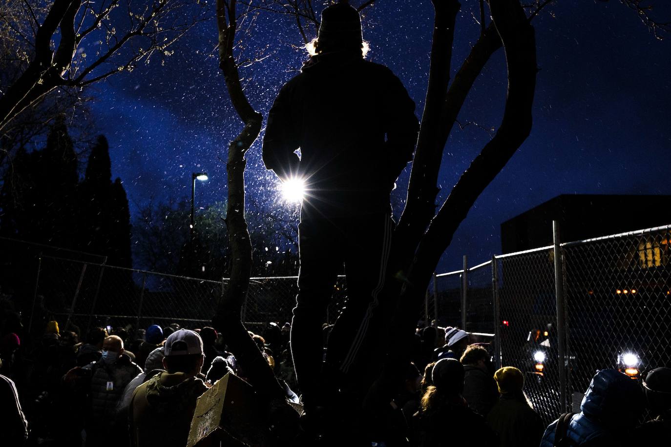 Minnesota moviliza la Guardia Nacional por protestas en Brooklyn Center por la muerte de un hombre negro en incidente con la policía. 