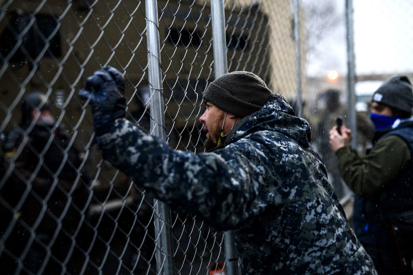 Minnesota moviliza la Guardia Nacional por protestas en Brooklyn Center por la muerte de un hombre negro en incidente con la policía. 